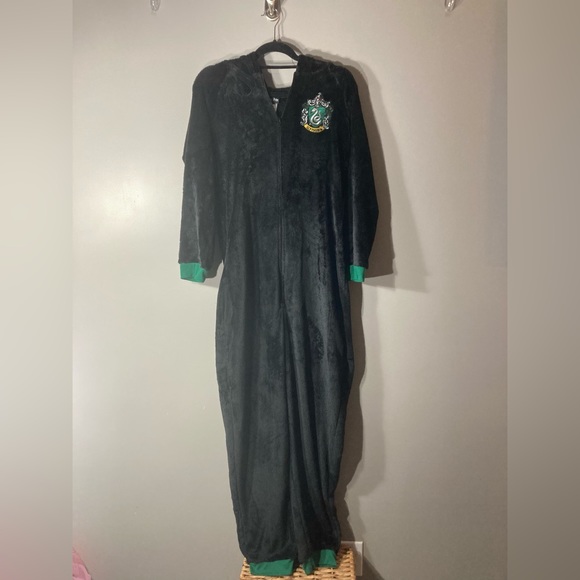 Harry Potter PJammy One Piece Pajam 18/20
Slytherin Crest - Picture 6 of 7